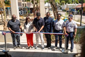David Collado entrega 3 parques y una iglesia remozada en Boca Chica